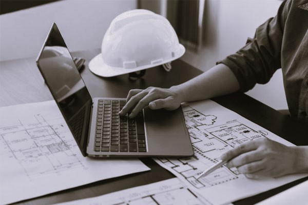 Engenheiro desenvolvendo projeto mecânico no computador — Bemi Engenharia